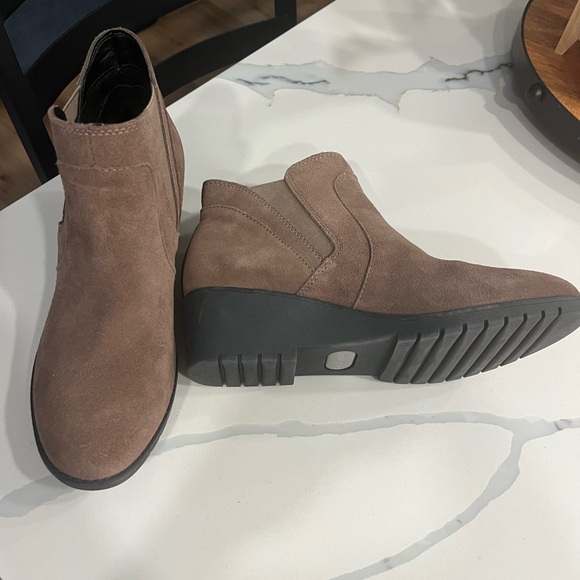 Adam Tucker By Me Too Women's Nexus14 Bootie Nutmeg Suede‎ Wedge Fall size 7.5 - Picture 2 of 8